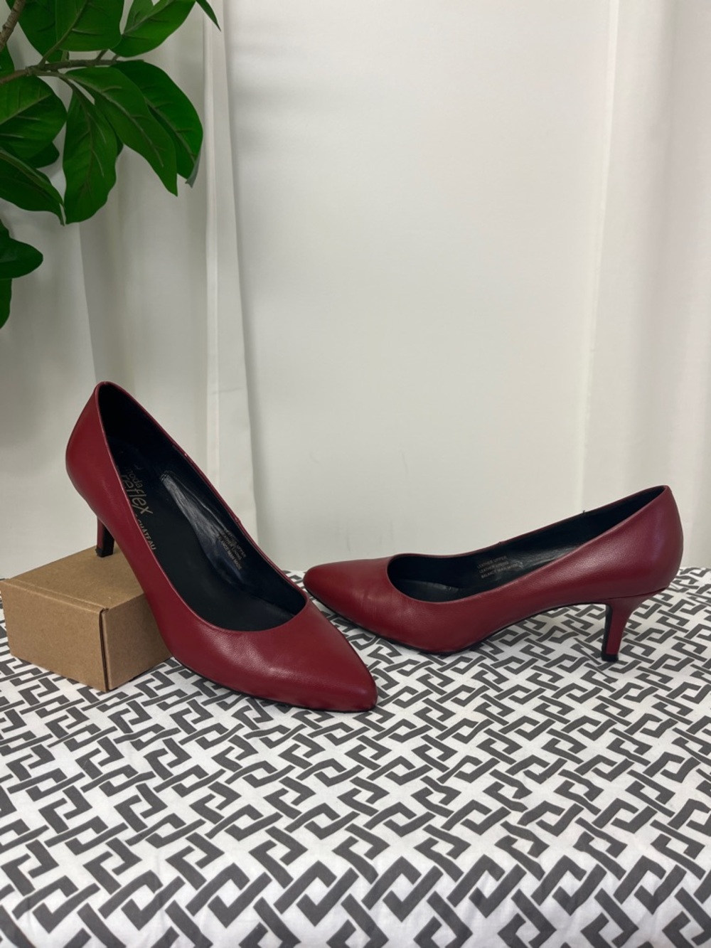 Leather Pointed-Toe Mid Heels in Burgundy